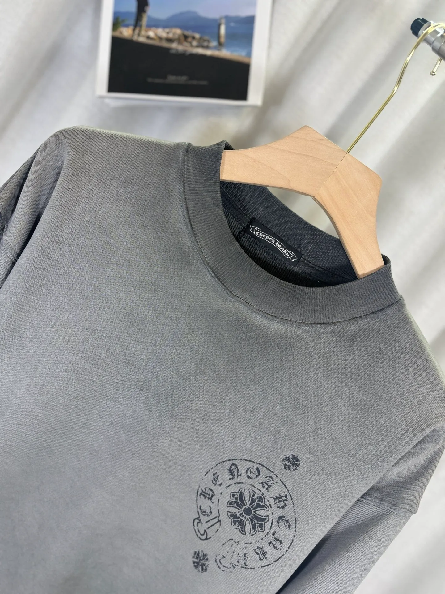 P260 top version, real shot without P, ​​different from market currency) 𝗖𝗵𝗿𝗼𝗺𝗲 𝗛𝗲𝗮𝗿𝘁𝘀/Cro Heart 2025 washed patch embroidery autumn and winter new original single counter American laser burnt 3D three-dimensional color embroidered couple casual sweatshirt 👑The highest version! Customized fabric 420g tripe terry fabric! American acid-washed and distressed original fabric laser burnt ✟appliqué embroidery and exquisite embroidery of letters! The best-selling model in the counter, very comfortable to wear. Accessories: original molded and authenticated collar label➕100% silk wash label. Genuine purchase-grade original hangtag➕matching hanging rope➕3D hanging beads➕original packaging bag. Craftsmanship: The original version has consistent wiring! The highest version of the armhole matching technique! Color: Earth Yellow Gray Black Size: S M L XL Style No.: 9320